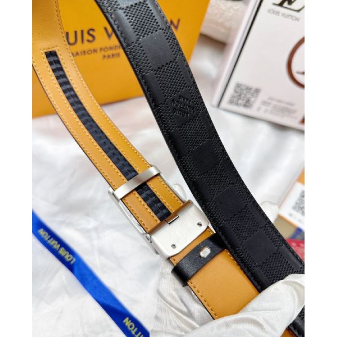 ミニマル 構造美 Louis Vuitton ルイヴィトン コピー ベルト ブラックレザー モノグラム刻印 フラット仕上げ メタルロックバックル バランス感あるデザイン