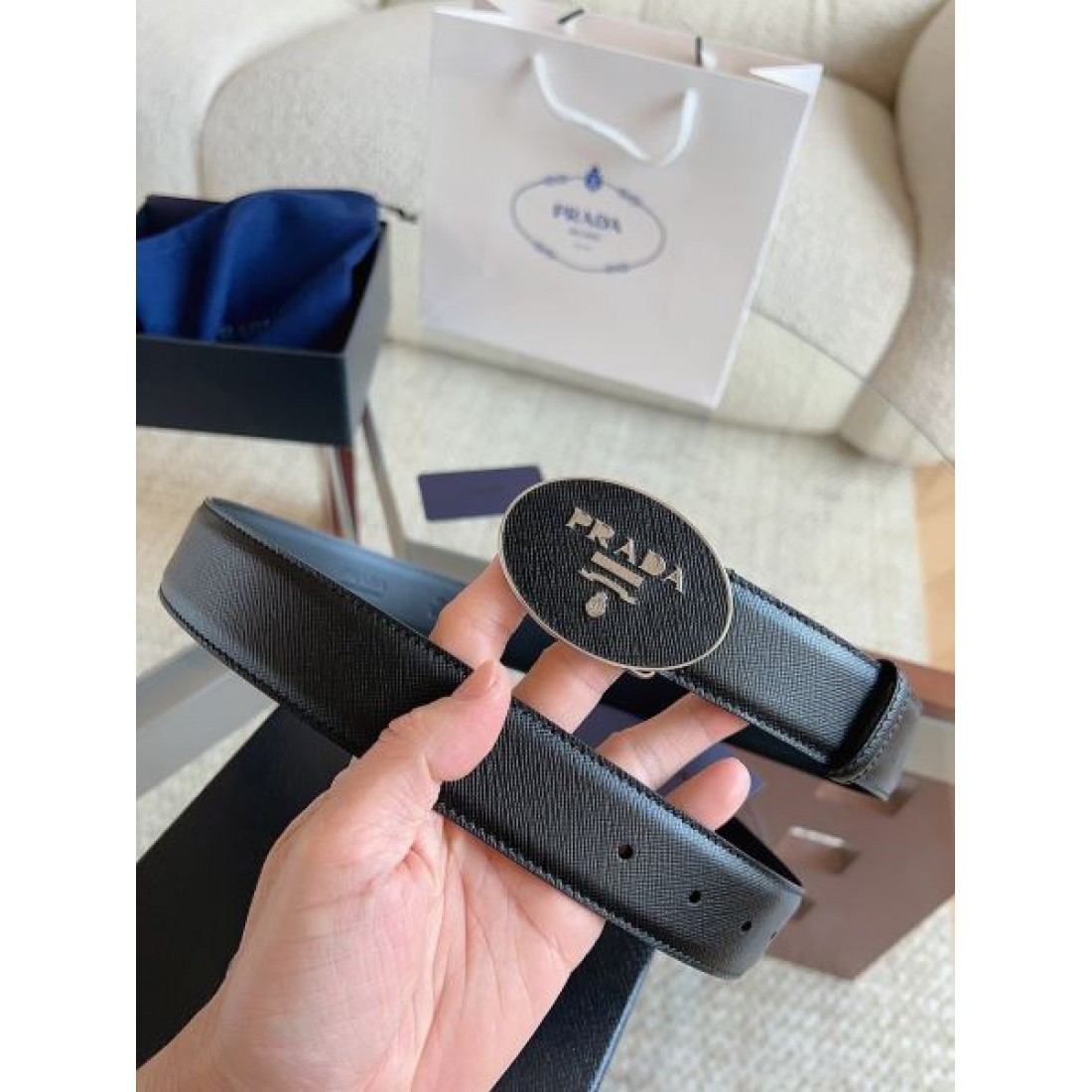 サフィアーノ調 Prada プラダ コピー ベルト ブラック型押しレザー ラウンドロゴバックル マット質感 スマートな印象 メンズ定番