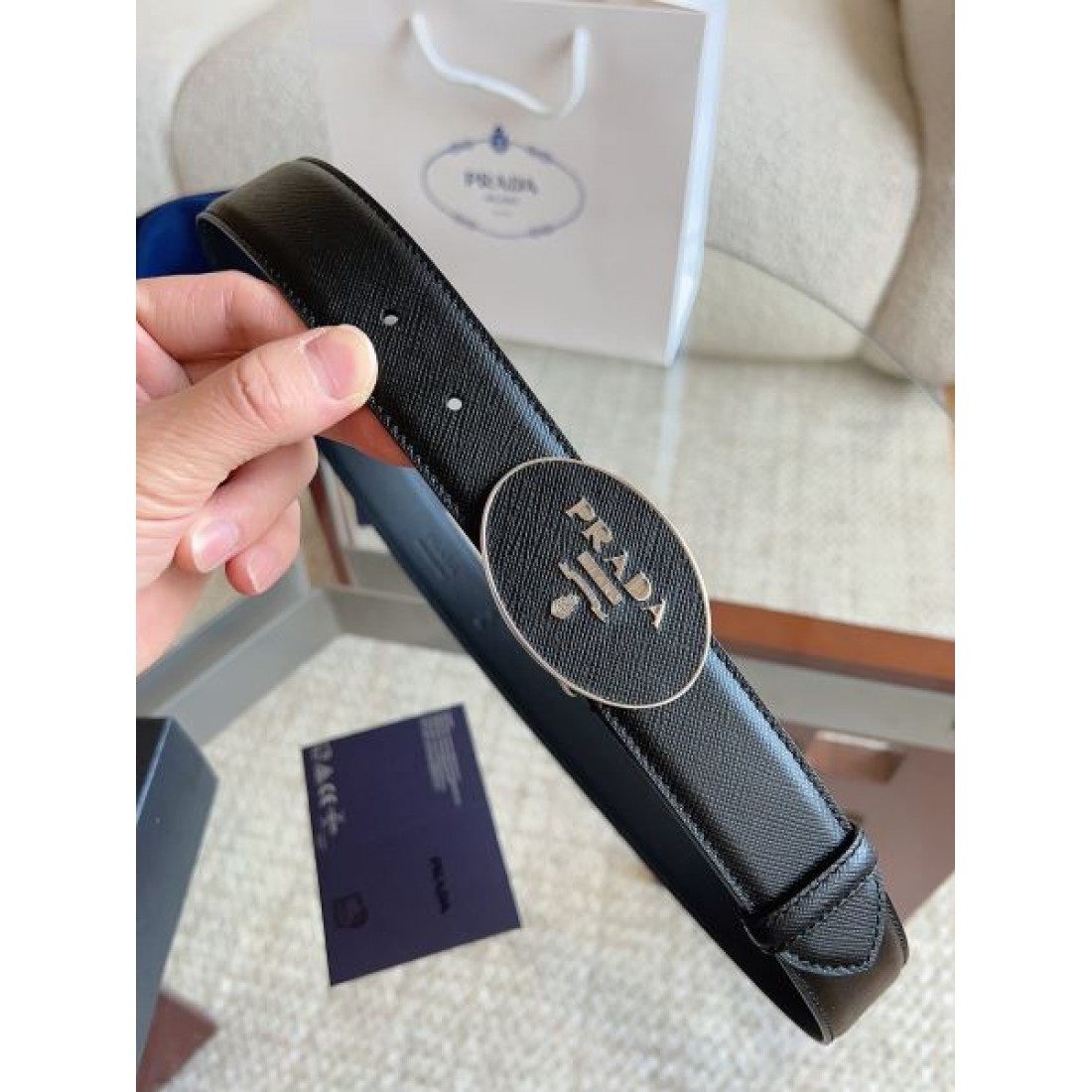 サフィアーノ調 Prada プラダ コピー ベルト ブラック型押しレザー ラウンドロゴバックル マット質感 スマートな印象 メンズ定番