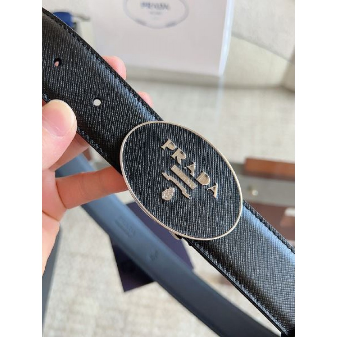 サフィアーノ調 Prada プラダ コピー ベルト ブラック型押しレザー ラウンドロゴバックル マット質感 スマートな印象 メンズ定番