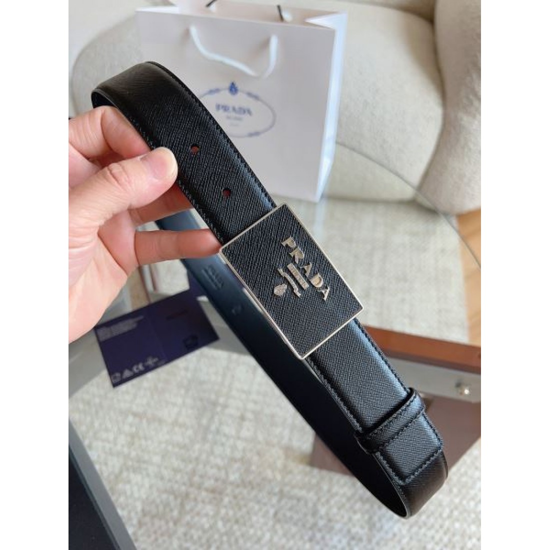 シャープ輪郭 Prada プラダ コピー ベルト ブラックレザー 細かなエンボス加工 サークルメタルバックル ロゴ刻印 都会的スタイル