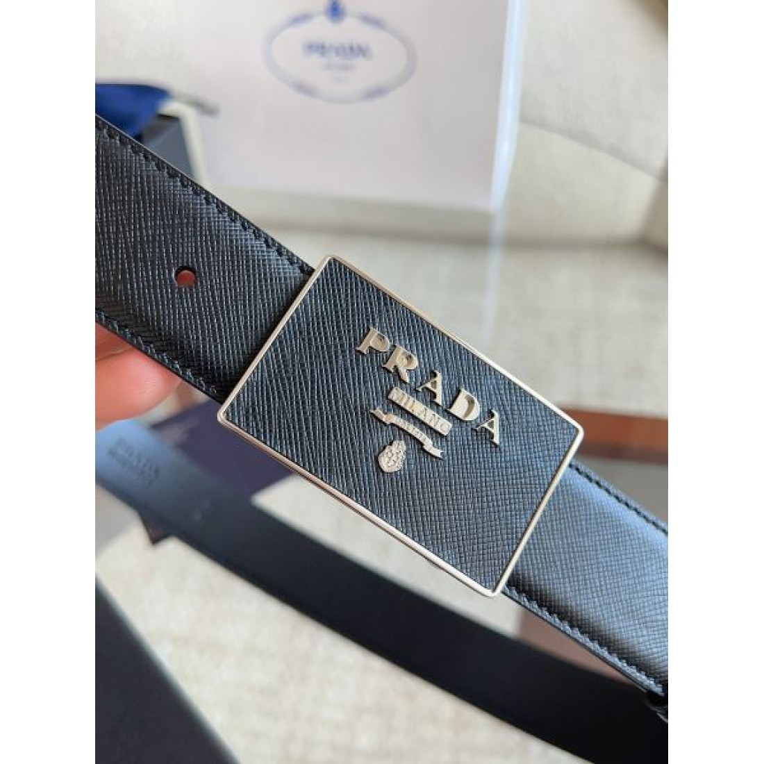 シャープ輪郭 Prada プラダ コピー ベルト ブラックレザー 細かなエンボス加工 サークルメタルバックル ロゴ刻印 都会的スタイル