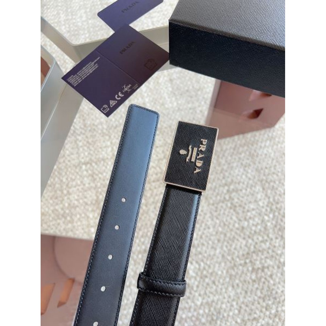 シャープ輪郭 Prada プラダ コピー ベルト ブラックレザー 細かなエンボス加工 サークルメタルバックル ロゴ刻印 都会的スタイル