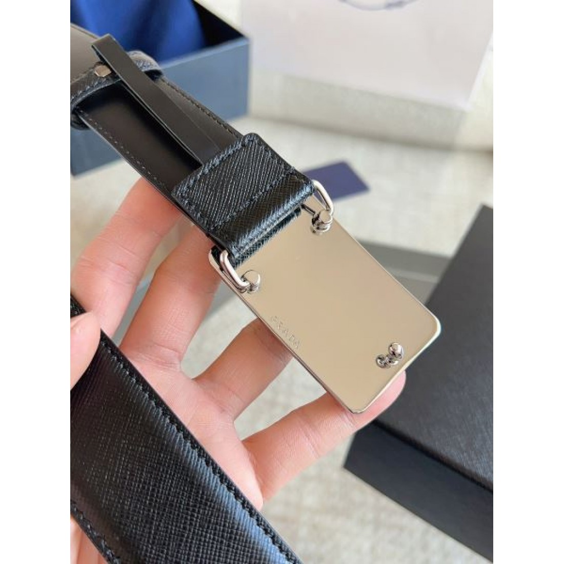 シャープ輪郭 Prada プラダ コピー ベルト ブラックレザー 細かなエンボス加工 サークルメタルバックル ロゴ刻印 都会的スタイル