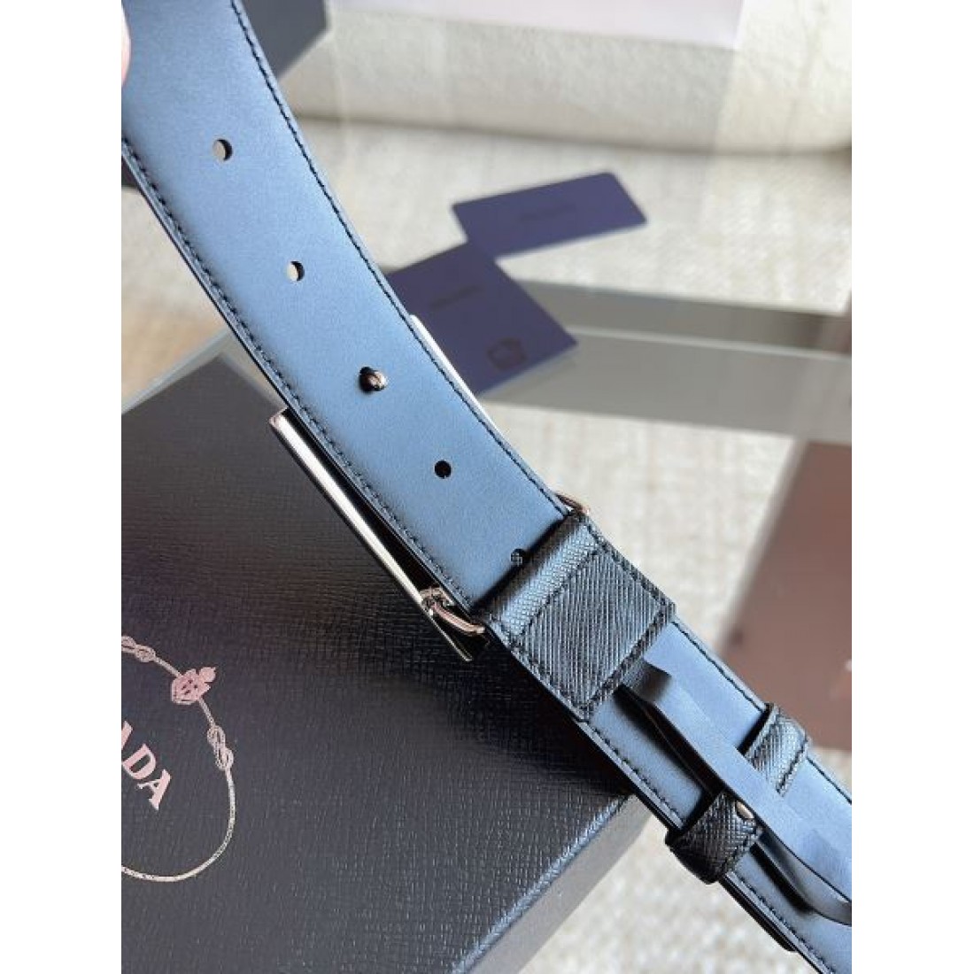 シャープ輪郭 Prada プラダ コピー ベルト ブラックレザー 細かなエンボス加工 サークルメタルバックル ロゴ刻印 都会的スタイル