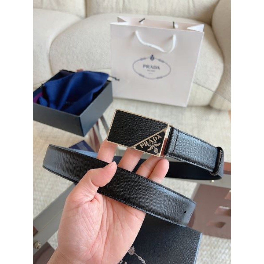 シャープ輪郭 Prada プラダ コピー ベルト ブラックレザー 細かなエンボス加工 サークルメタルバックル ロゴ刻印 都会的スタイル