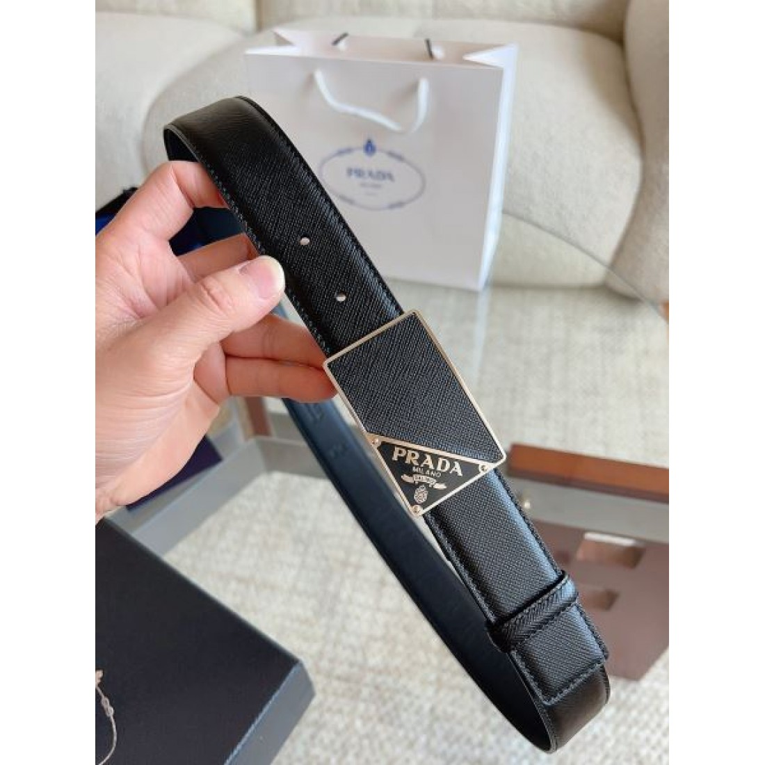 シャープ輪郭 Prada プラダ コピー ベルト ブラックレザー 細かなエンボス加工 サークルメタルバックル ロゴ刻印 都会的スタイル