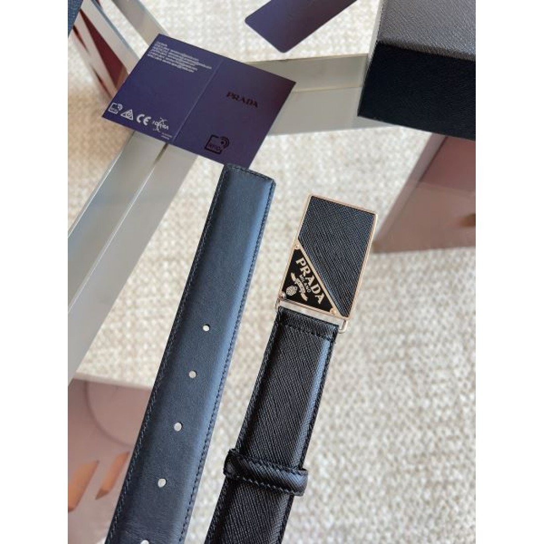 シャープ輪郭 Prada プラダ コピー ベルト ブラックレザー 細かなエンボス加工 サークルメタルバックル ロゴ刻印 都会的スタイル