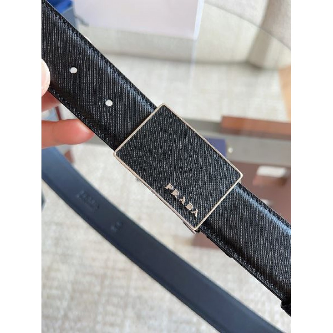 ミニマル構造 Prada プラダ コピー ベルト ブラックサフィアーノレザー 円形ロゴバックル フラット仕上げ 無駄のないデザイン