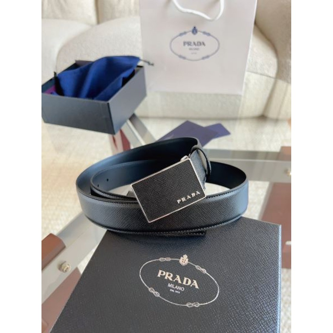 ミニマル構造 Prada プラダ コピー ベルト ブラックサフィアーノレザー 円形ロゴバックル フラット仕上げ 無駄のないデザイン