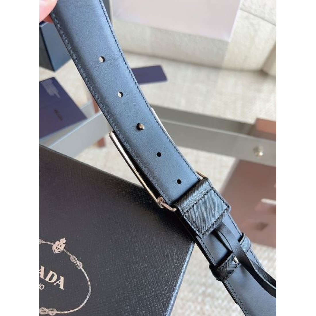 ミニマル構造 Prada プラダ コピー ベルト ブラックサフィアーノレザー 円形ロゴバックル フラット仕上げ 無駄のないデザイン