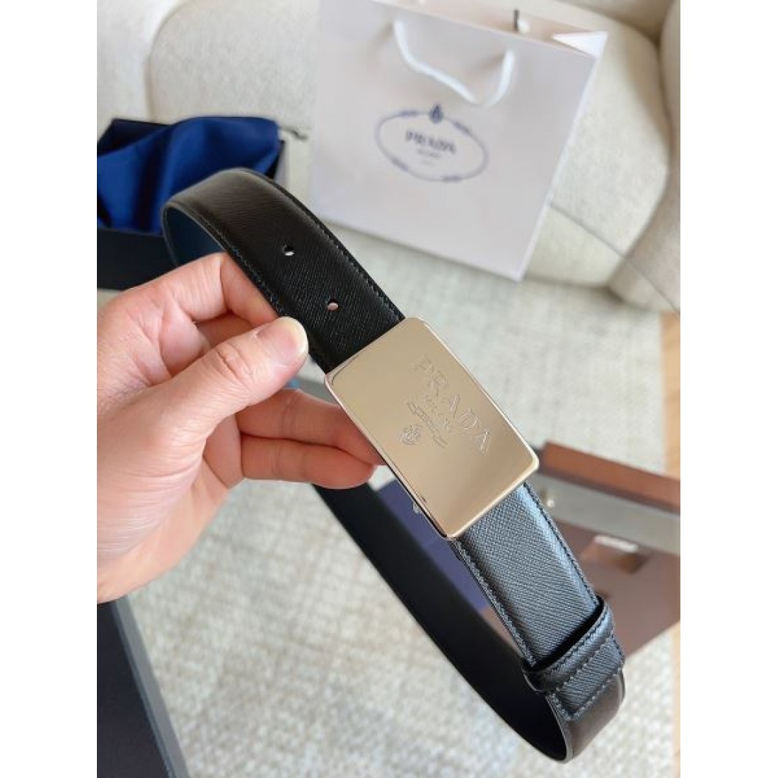立体エンボス Prada プラダ コピー ベルト ブラック型押しカーフレザー メタルラウンドバックル ロゴディテール 高密度仕上げ