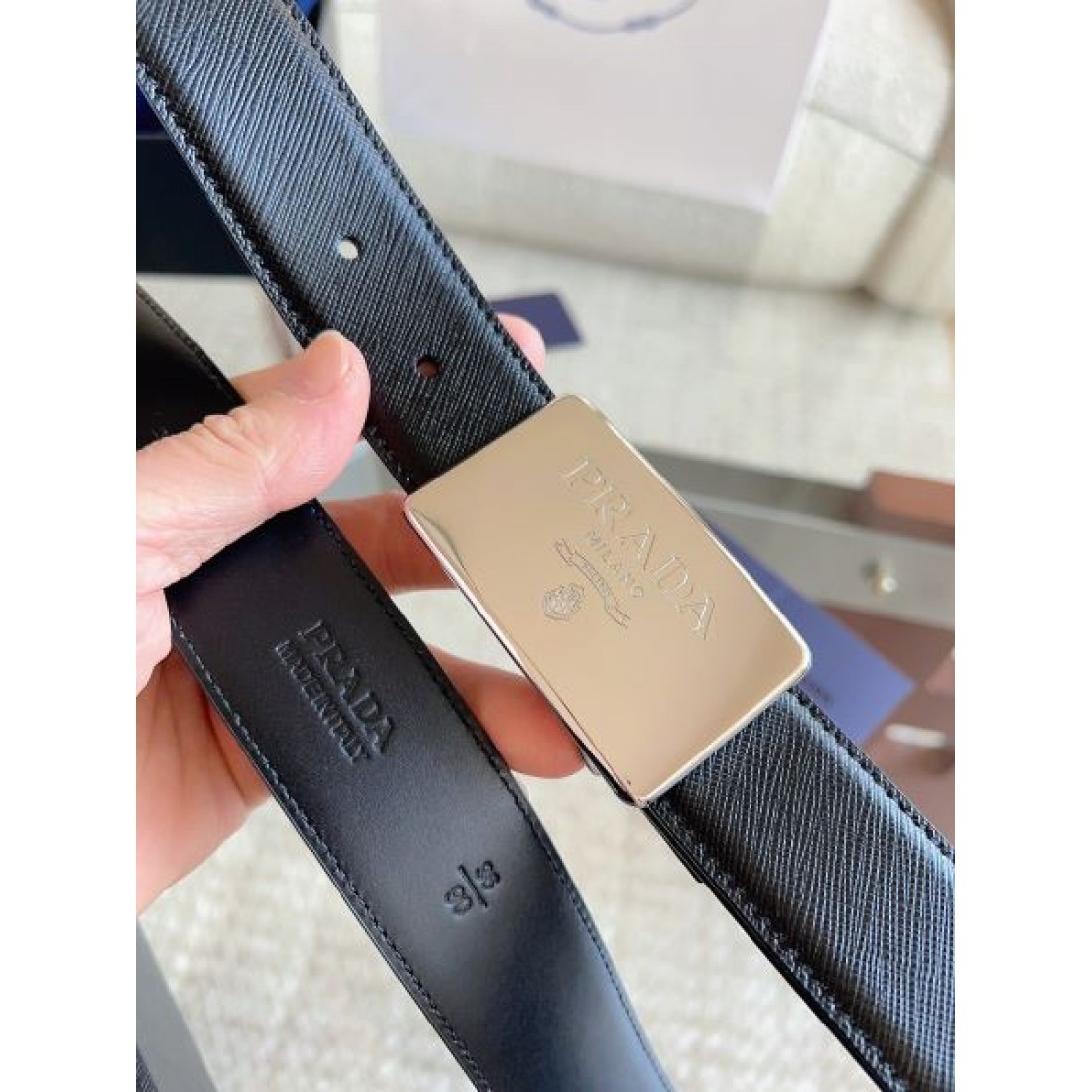 立体エンボス Prada プラダ コピー ベルト ブラック型押しカーフレザー メタルラウンドバックル ロゴディテール 高密度仕上げ