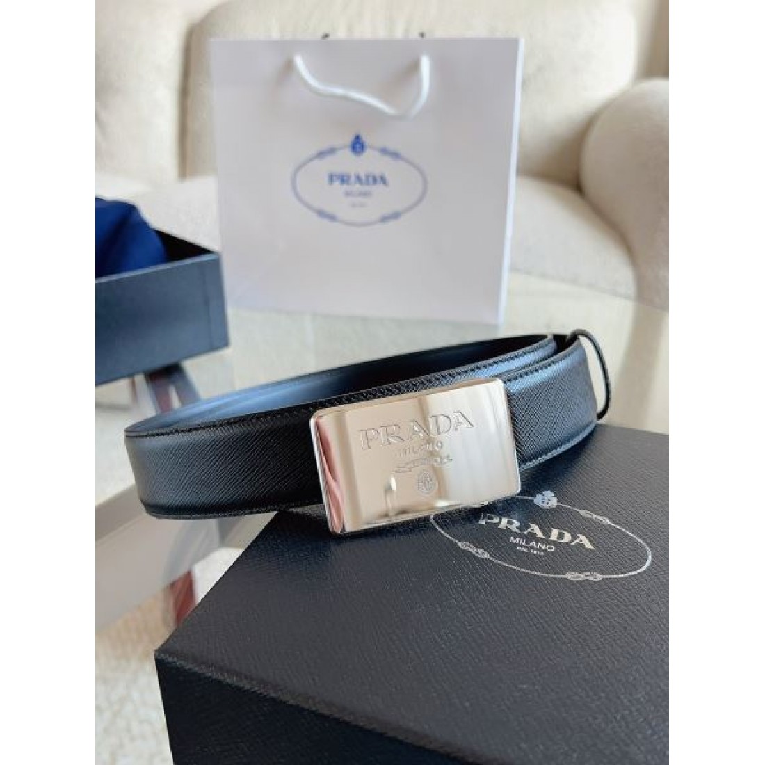 立体エンボス Prada プラダ コピー ベルト ブラック型押しカーフレザー メタルラウンドバックル ロゴディテール 高密度仕上げ