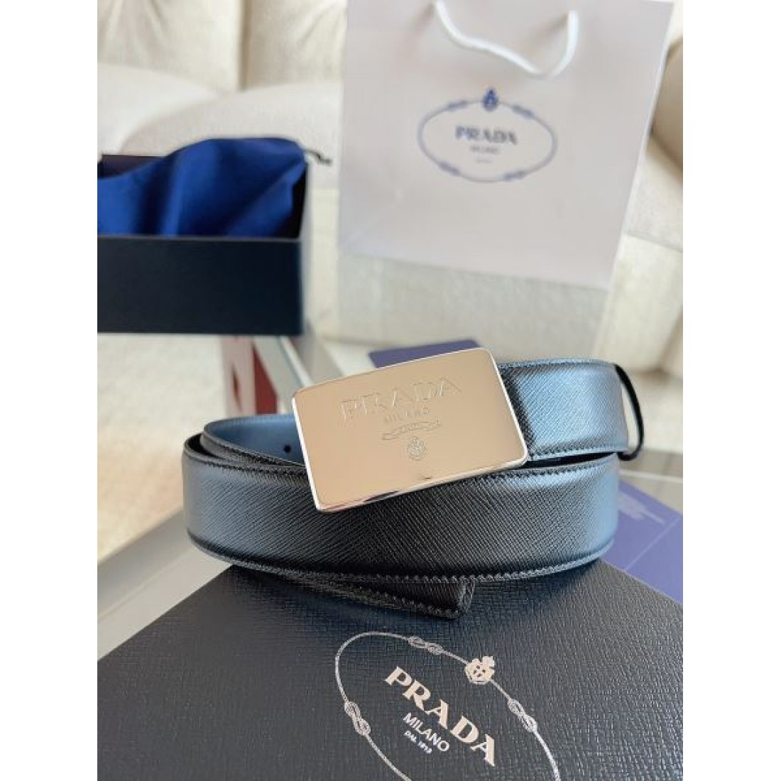 立体エンボス Prada プラダ コピー ベルト ブラック型押しカーフレザー メタルラウンドバックル ロゴディテール 高密度仕上げ