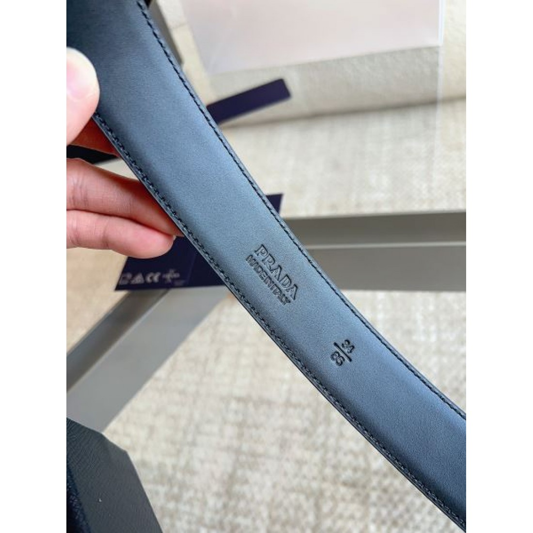 立体エンボス Prada プラダ コピー ベルト ブラック型押しカーフレザー メタルラウンドバックル ロゴディテール 高密度仕上げ