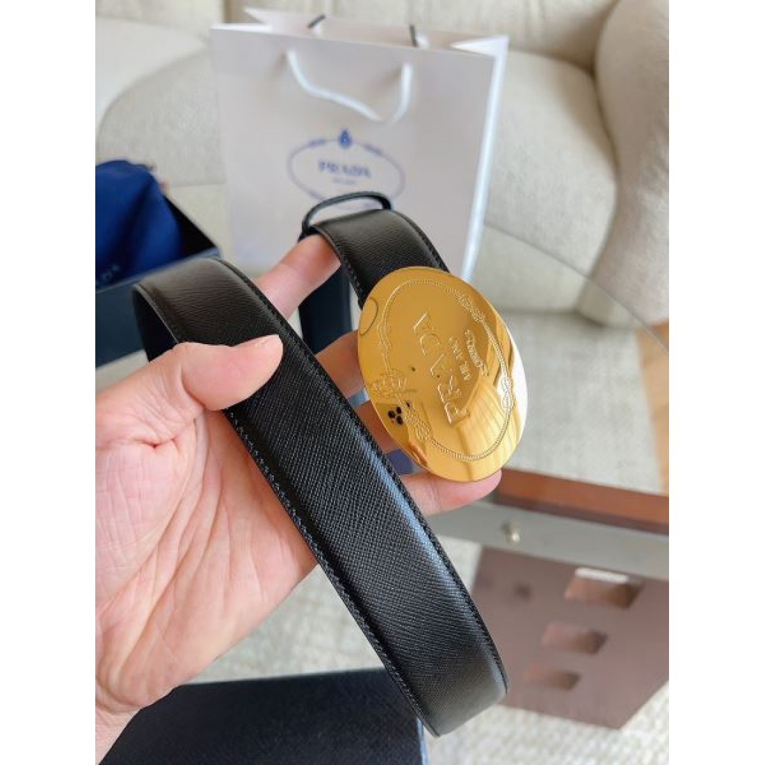 クリーンライン Prada プラダ コピー ベルト ブラックレザー サフィアーノパターン 円形バックル シルバートーン金具 バランス重視設計