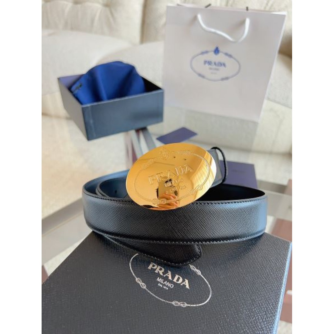 クリーンライン Prada プラダ コピー ベルト ブラックレザー サフィアーノパターン 円形バックル シルバートーン金具 バランス重視設計