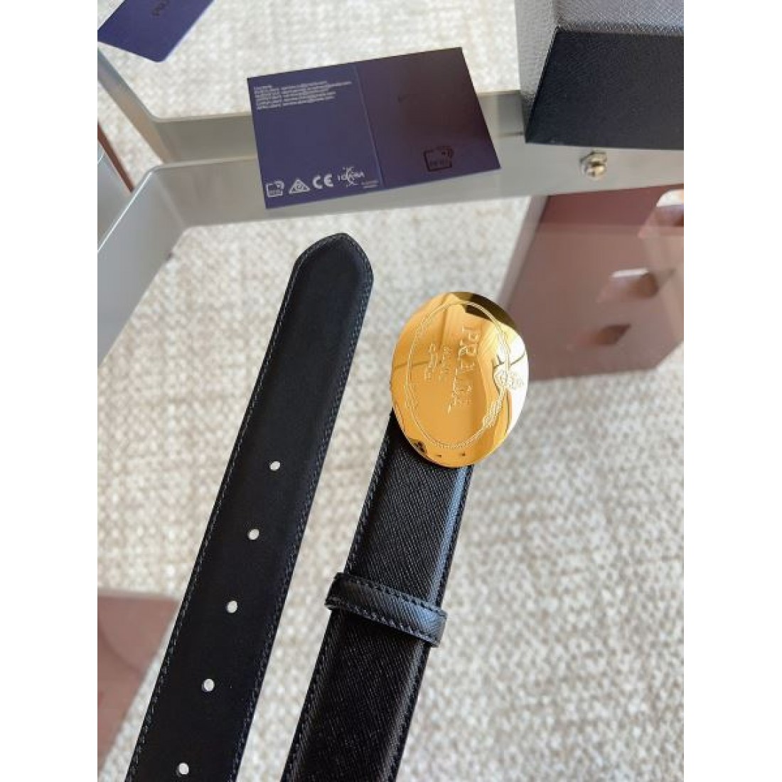 クリーンライン Prada プラダ コピー ベルト ブラックレザー サフィアーノパターン 円形バックル シルバートーン金具 バランス重視設計