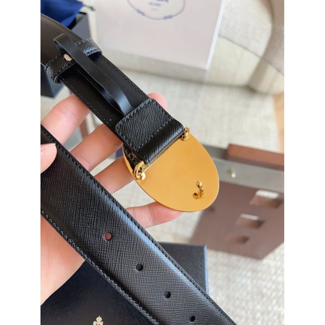 クリーンライン Prada プラダ コピー ベルト ブラックレザー サフィアーノパターン 円形バックル シルバートーン金具 バランス重視設計