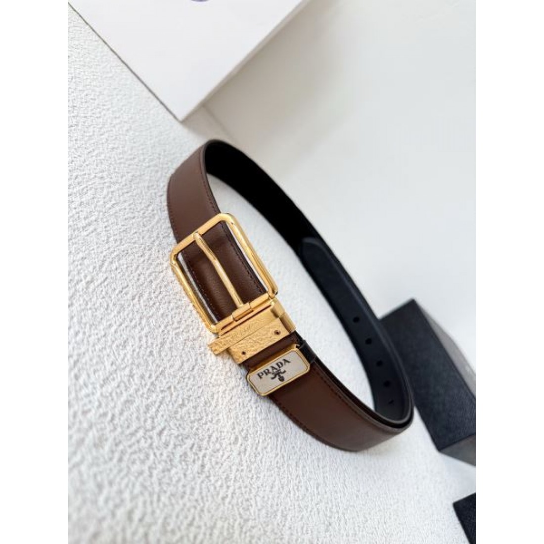 両面デザイン Prada プラダ コピー ベルト ブラックレザー×ブラウンレザー 回転式バックル仕様 メタルゴールド仕上げ 実用性重視