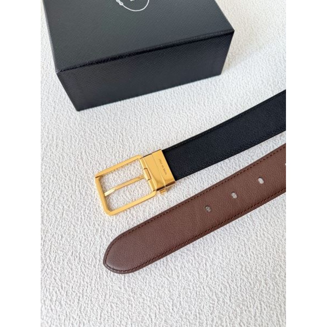 両面デザイン Prada プラダ コピー ベルト ブラックレザー×ブラウンレザー 回転式バックル仕様 メタルゴールド仕上げ 実用性重視