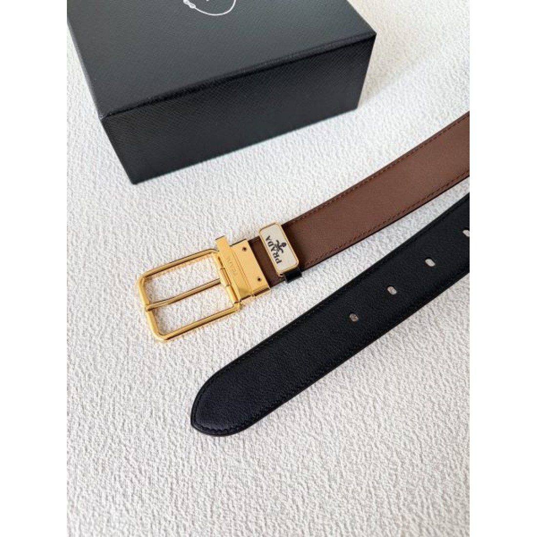 両面デザイン Prada プラダ コピー ベルト ブラックレザー×ブラウンレザー 回転式バックル仕様 メタルゴールド仕上げ 実用性重視